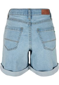 Gai zila denim šorti ar salocītu apakšmalu, divām aizmugurējām kabatām un brūnu ādas uzlīmi uz vidukļa. Vienkārši šūšanas elementi.