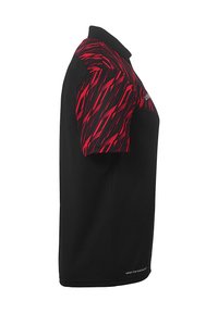 Sort polo-skjorte med røde mønstrede ærmer med diagonale linjer. Lavet af åndbart stof. Logo på brystet og i kanten.