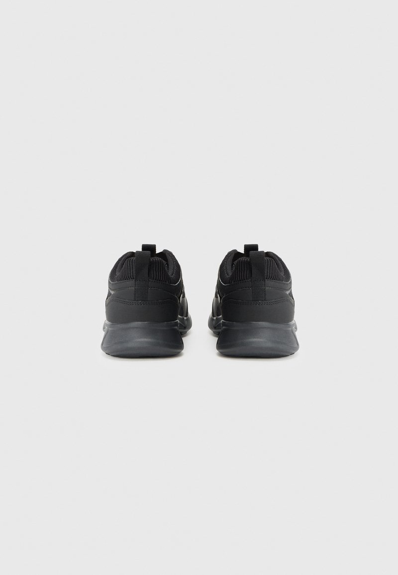Czarne buty sportowe z siateczkową cholewką, wyściełanym kołnierzem i pętelką na pięcie. Posiadają teksturowaną podeszwę środkową i gumową podeszwę zewnętrzną.