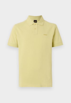 Hele kollane lühikeste varrukatega polo särk, millel on kaks nuppu ning vasaku rinna kohal ja krae sildil tikitud BOSS logo.