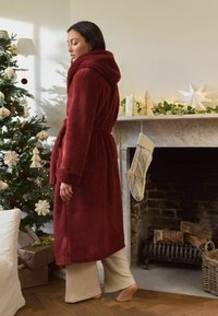 Next Bademantel - rust red