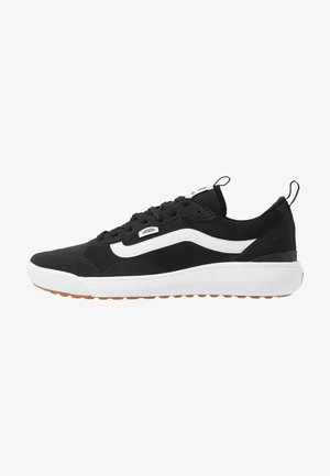 Pantofi sport negri cu o dungi albe pe lateral, superior din material textil, guler căptușit și talpă albă texturată. Include șireturi negre și o buclă de prindere.