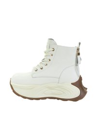 Biały sneaker za kostkę o gładkiej skórzanej fakturze, z�łote przelotki i brązowa gumowa podeszwa z falistym wzorem oraz detalem z tylnym zamkiem.