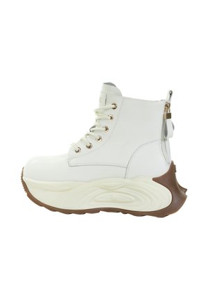 - Botki na platformie