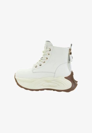 Biały sneaker za kostkę o gładkiej skórzanej fakturze, złote przelotki i brązowa gumowa podeszwa z falistym wzorem oraz detalem z tylnym zamkiem.