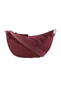 Bordeaux farvet stof skuldertaske med en buet form, lynlåslukning og en bred justerbar rem. Glat tekstur, minimalistisk design.