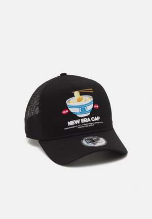 Czarna siateczkowa czapka z daszkiem z haftowaną miską ramenu z pałeczkami i białym napisem „NEW ERA CAP” na przednim panelu.