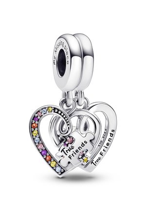 Sterling-Silber-Anhänger mit zwei verschlungenen Herzen, verziert mit farbigen Steinen und dem eingravierten Schriftzug "Echte Freunde." Texturierte Akzente überall.