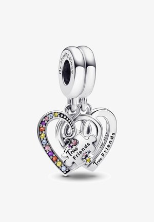 Ciondolo in argento sterling che presenta due cuori intrecciate, decorate con pietre colorate e incise con "Amici Veri". Accenti texturizzati in tutto il ciondolo.