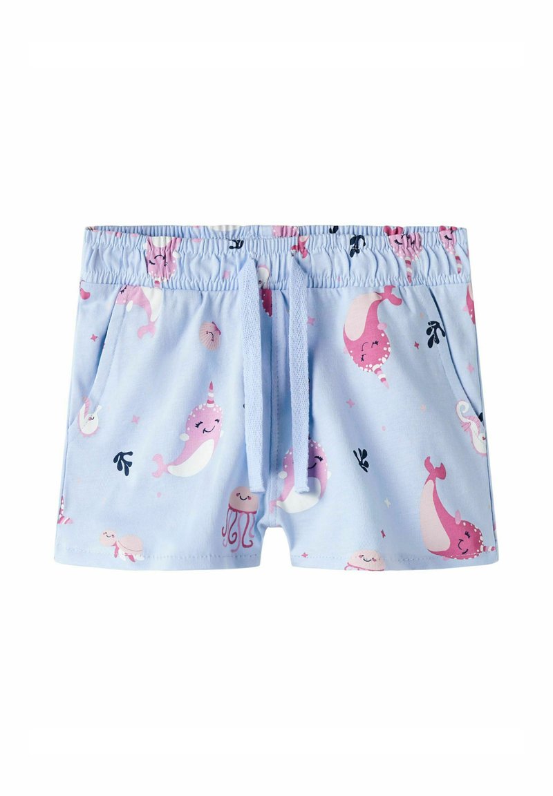 Pantalones cortos de color azul claro, hechos de una tela suave, con un patrón divertido de narvales rosas, medusas y tortugas. Incluyen bolsillos y una cinturilla elástica.