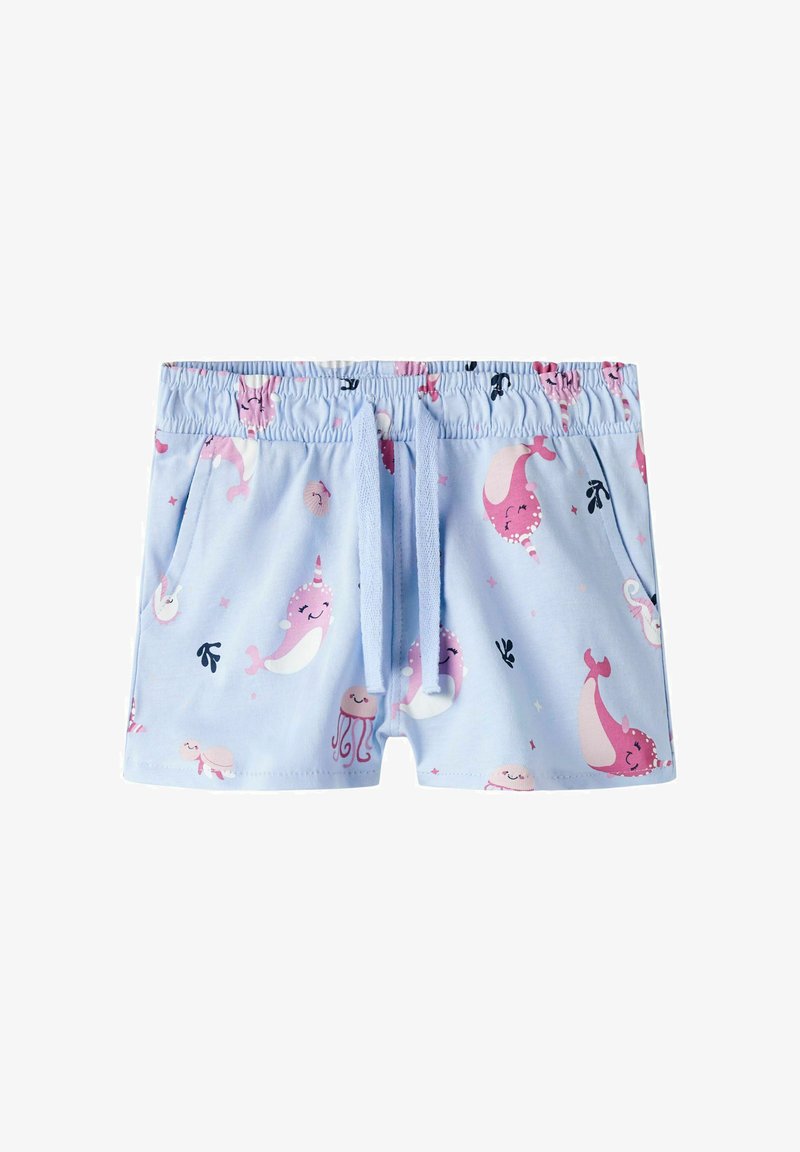 Pantalones cortos de color azul claro, hechos de una tela suave, con un patrón divertido de narvales rosas, medusas y tortugas. Incluyen bolsillos y una cinturilla elástica.