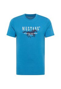 Niebieska bawełniana koszulka z okrągłym dekoltem i krótkimi rękawami. Na przodzie znajduje się grafika z napisem "MUSTANG" oraz motywem konia w białym i ciemnoniebieskim kolorze.
