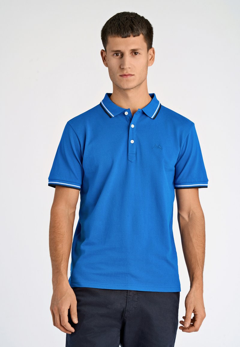 Niebieska koszulka polo wykonana z bawełny; ma krótkie rękawy, trzy guziki oraz kontrastowe białe akcenty na kołnierzyku i mankietach.