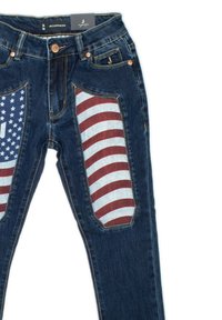 Jeans in denim scuro con toppe con design della bandiera americana: un lato ha blu con stelle bianche, l'altro strisce rosse e bianche.
