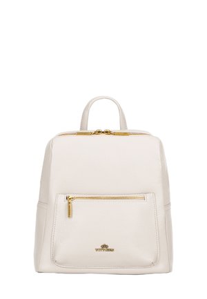 Sac à dos en cuir beige avec une finition texturée, doté d'une poignée supérieure, de quincaillerie dorée et d'une poche zippée à l'avant.