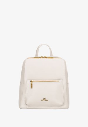 Sac à dos en cuir beige avec une finition texturée, doté d'une poignée supérieure, de quincaillerie dorée et d'une poche zippée à l'avant.