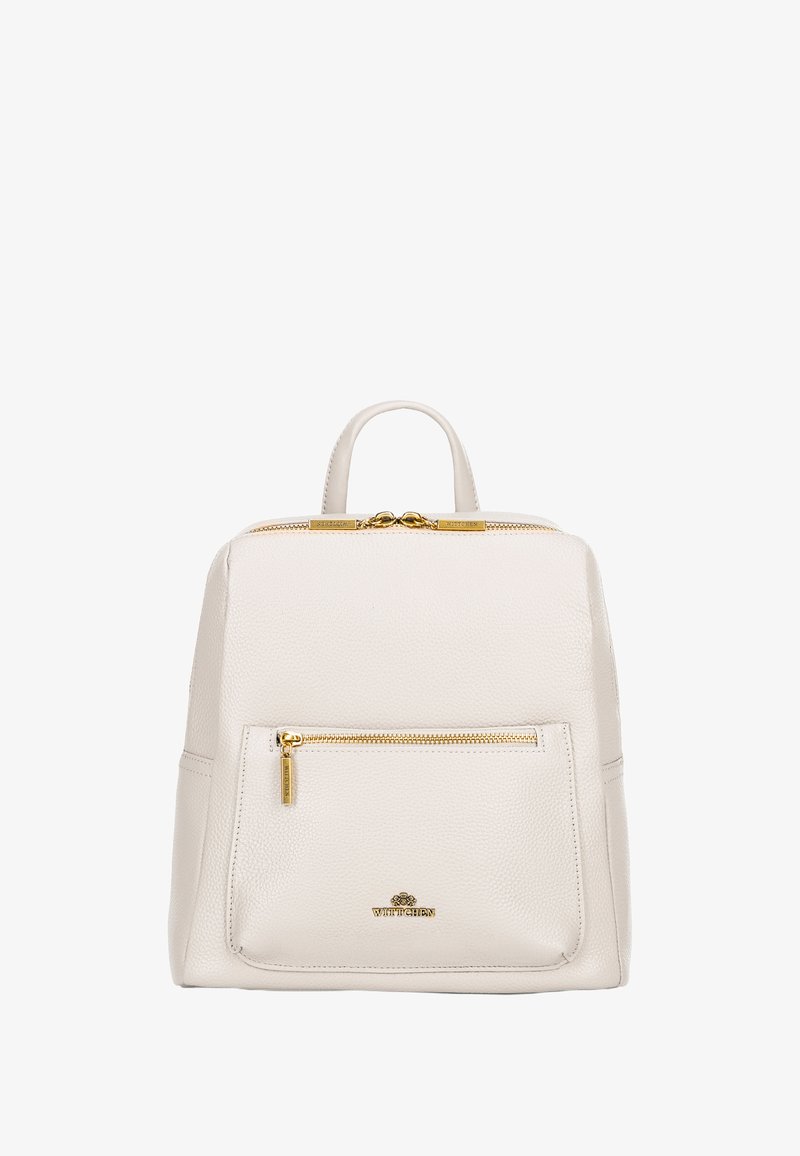 Sac à dos en cuir beige avec une finition texturée, doté d'une poignée supérieure, de quincaillerie dorée et d'une poche zippée à l'avant.