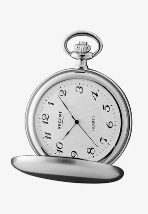 Montre de poche en quartz argenté avec un cadran blanc texturé, des chiffres arabes noirs et un couvercle articulé. Présente une couronne décorative sur le dessus.