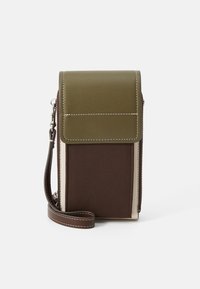 Borsa a tracolla verde e marrone con chiusura a pattina, cerniera e finitura textured. Presenta cuciture bianche e una tracolla rimovibile.