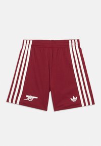 Maroon idrottsshorts med vita sidostripes, med en Arsenal-logotyp och en Adidas treflöj-logotyp. Tillverkade av lättviktsmaterial.