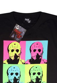 Zwarte katoenen T-shirt met een multicolored print van het gezicht van een gemaskerde figuur, met roze, blauwe, groene en gele secties. Label bevestigd.