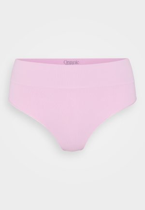 Rosa Unterwäsche im Bikini-Stil aus Bio-Baumwolle mit einem breiten, weichen Bund und glatter Oberfläche. Minimalistisches Design, keine Muster oder Beschläge.