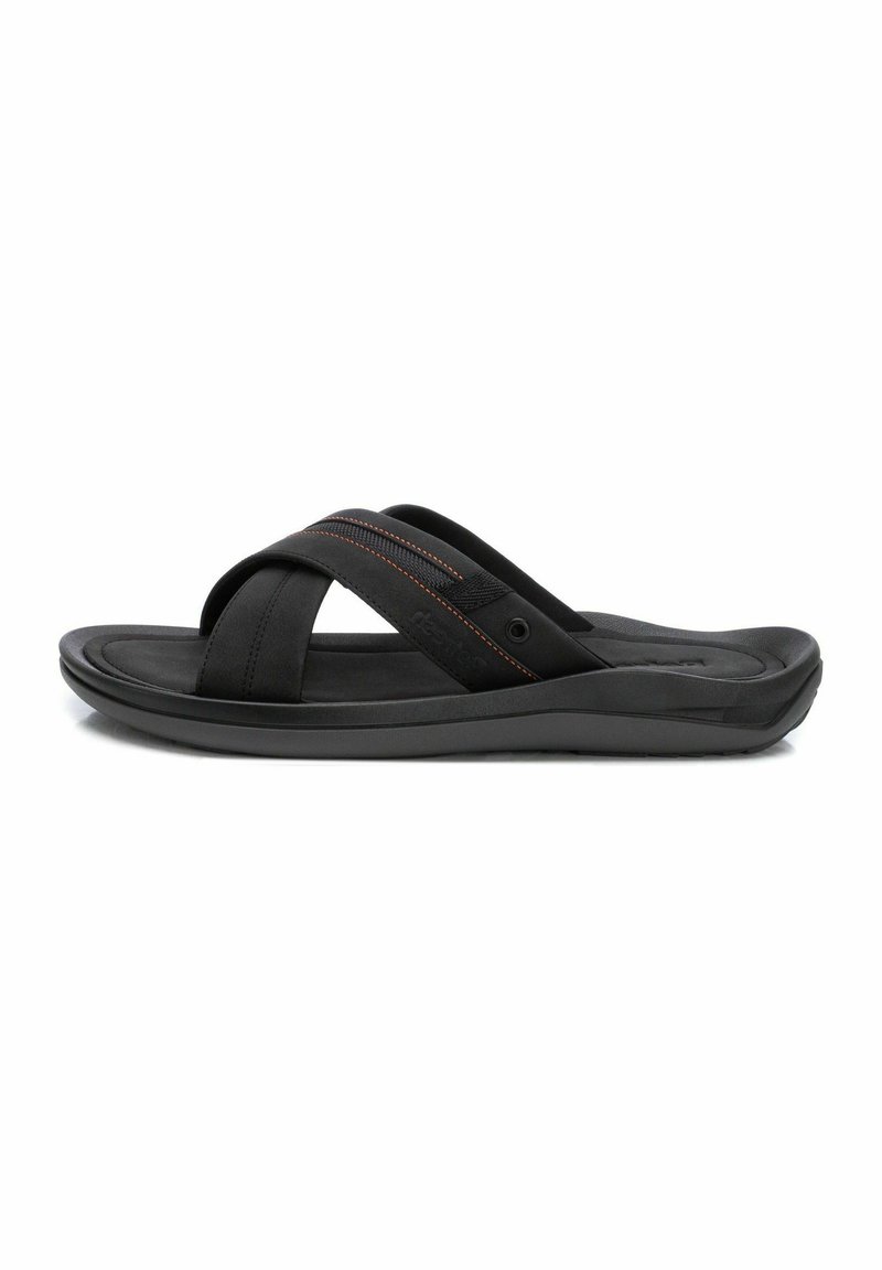 Chanclas negras con diseño de tiras cruzadas, hechas de material suave. Presenta costuras naranjas y una suela texturizada. Ligeras y flexibles.