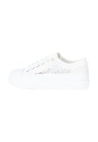 Sneaker bianca in pizzo con tomaia testurizzata caratterizzata da motivi floreali, punta tondeggiante e suola in gomma. Sei occhielli metallici con lacci bianchi.