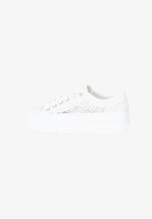 Białe sneakersy z koronką z teksturowanej cholewki z kwiatowym wzorem, okrągłym noskiem i gumową podeszwą. Sześć metalowych oczek z białymi sznurowadłami.