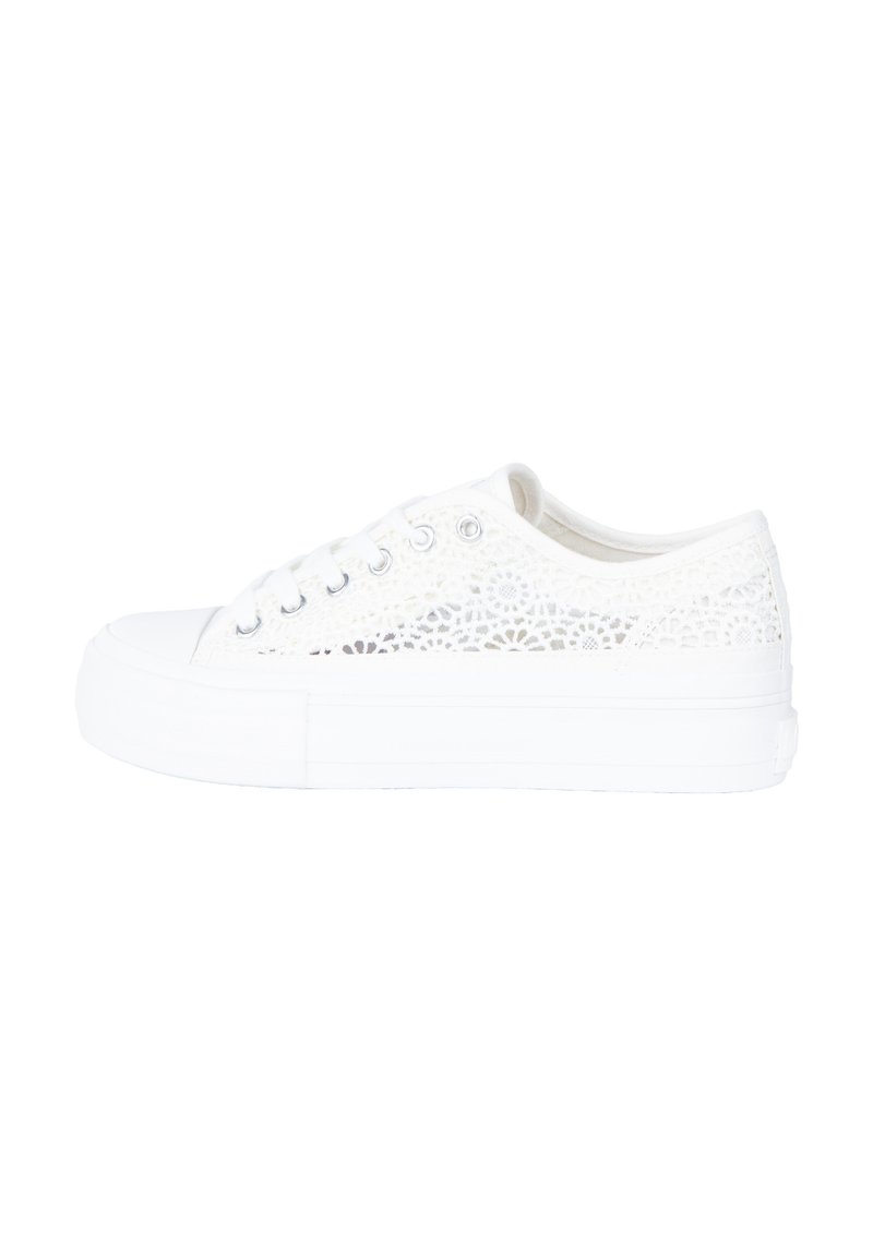 Sneaker bianca in pizzo con tomaia testurizzata caratterizzata da motivi floreali, punta tondeggiante e suola in gomma. Sei occhielli metallici con lacci bianchi.