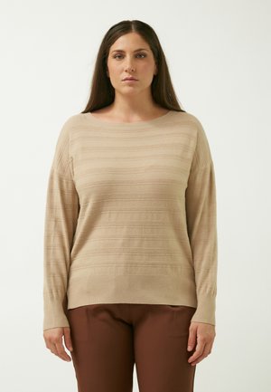 Beige Langarmpullover mit horizontalem Streifenmuster. Weiches, leichtes Material und eine lockere Passform mit einem Boots-Ausschnitt. Kombiniert mit braunen Hosen.