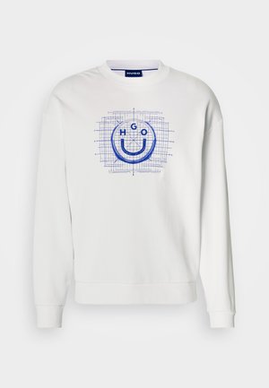 Biely bavlnený mikina s modrým grafickým dizajnom obsahujúcim písmená "HGO" a smajlíkový emblém na pozadí mriežkového vzoru.