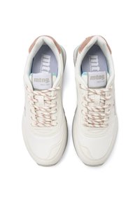 Zapatillas blancas con detalles en rosa claro, con un acabado texturizado y cordones estampados. Logo de la marca visible en la lengua y el lateral. Suelas acolchadas.
