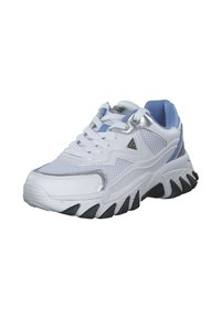 Weiß und hellblau Sneaker mit einem Mesh-Design, silbernen Akzenten, einer dicken, strukturierten schwarzen Sohle und traditioneller Schnürung.