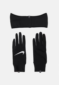 Sorte atletiske handsker og et pandebånd med tekstureret design, som har et hvidt Nike-logo på handskerne, lavet af strækbart materiale.
