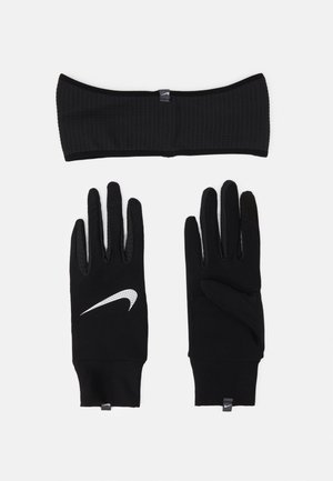 Gants de sport noirs et un bandeau, au design texturé, avec un logo Nike blanc sur les gants, fabriqués en matériau extensible.