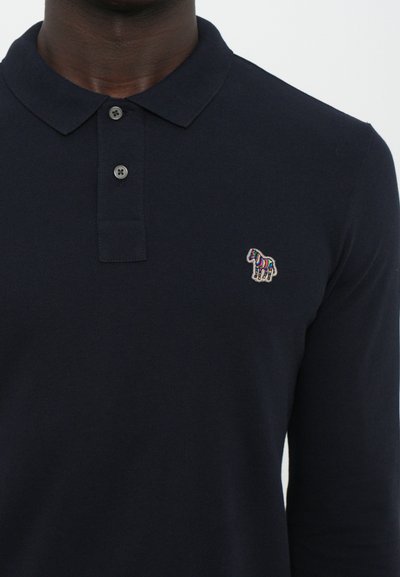 Camisa polo de manga longa azul-marinho com gola, dois botões e um cavalo bordado de riscas multicoloridas no peito esquerdo.