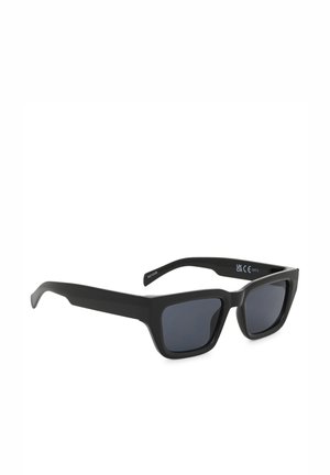 Lunettes de soleil à monture rectangulaire noire avec verres teintés foncés, présentées sur un fond blanc, inclinées pour révéler une branche.