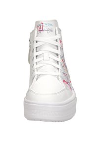 Biały wysoki sneaker z wielokolorowymi wzorami serc, sznurowany i z teksturowaną gumową podeszwą. Posiada logo na języku i boku.