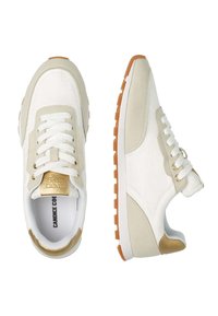Sneaker atletici bianchi e beige con tessuto testurizzato, design con lacci, dettagli dorati e suole in gomma con un motivo scanalato.