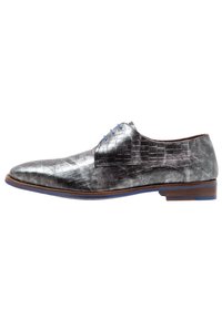 Chaussure en cuir gris à motif crocodile avec des lacets bleus, bout arrondi et un talon en bois contrastant. Texture lisse avec une finition brillante.