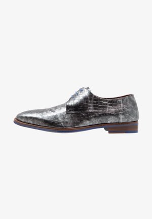Chaussure en cuir gris à motif crocodile avec des lacets bleus, bout arrondi et un talon en bois contrastant. Texture lisse avec une finition brillante.