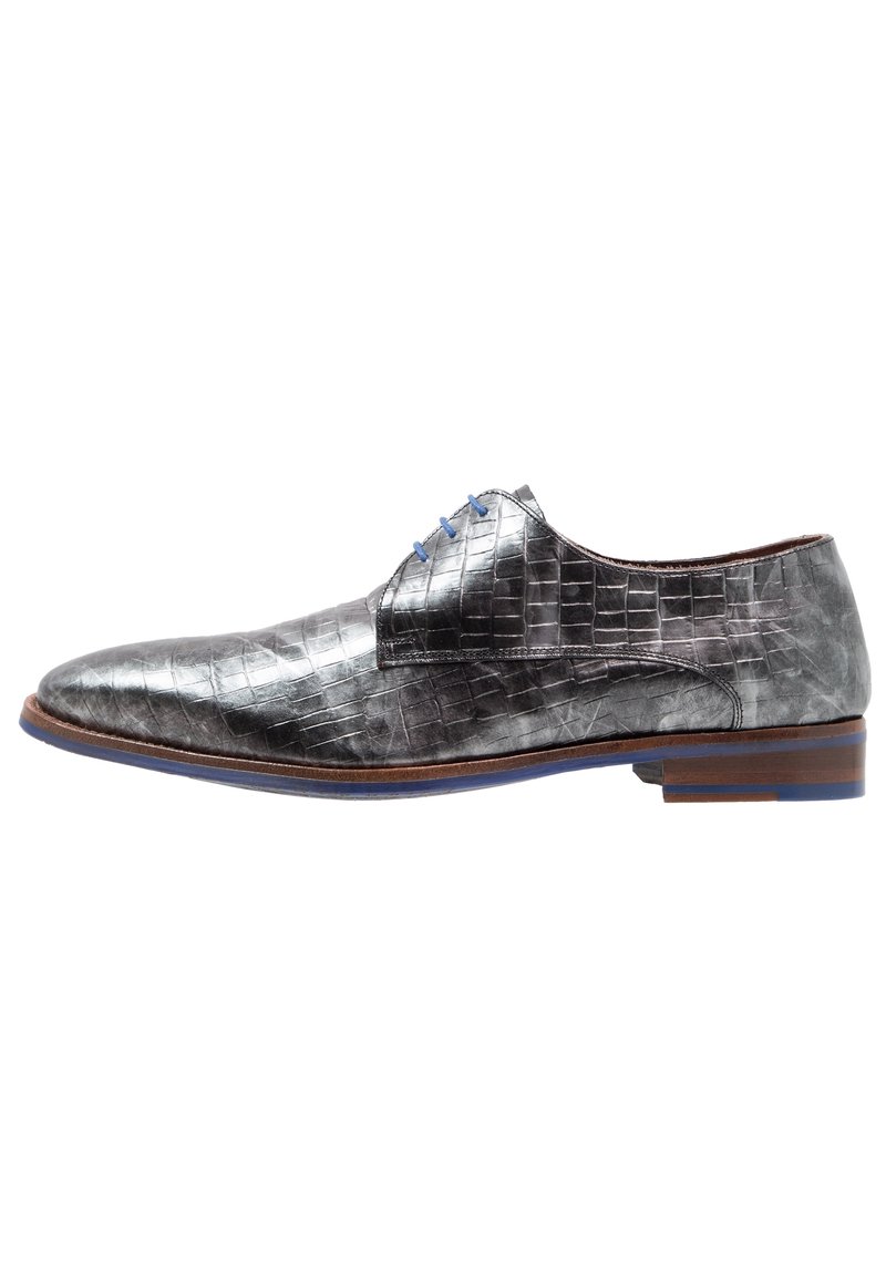 Chaussure en cuir gris à motif crocodile avec des lacets bleus, bout arrondi et un talon en bois contrastant. Texture lisse avec une finition brillante.