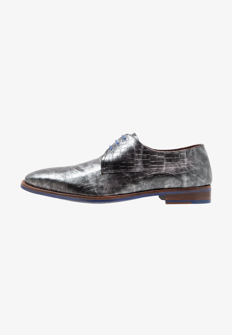 Chaussure en cuir gris à motif crocodile avec des lacets bleus, bout arrondi et un talon en bois contrastant. Texture lisse avec une finition brillante.