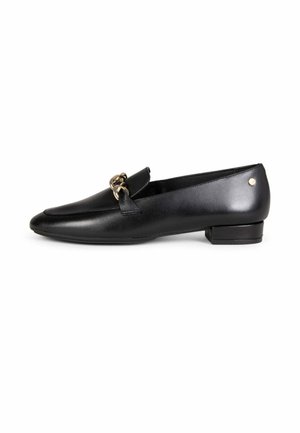 Mocasín de cuero negro con tacón bajo y detalle de cadena dorada en el empeine, mostrando perfil lateral sobre fondo blanco.