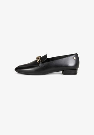 Mocasín de cuero negro con tacón bajo y detalle de cadena dorada en el empeine, mostrando perfil lateral sobre fondo blanco.