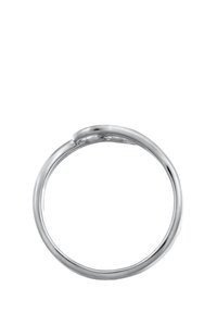 Silberner Ring mit einem glatten, abgerundeten Design. Besitzt eine subtile Verdrehung oben, die das Licht mit einer polierten Oberfläche reflektiert.