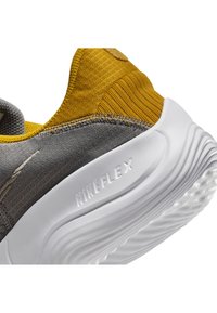 Nike Performance FLEX EXPERIENCE RN 11 - Sapatos para corrida em estrada - flat pewter/metallic pewter/gold/white