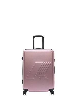 Valigia rigida color oro rosa con manico telescopico nero, quattro ruote girevoli e motivo a strisce angolate in rilievo sulla parte anteriore.