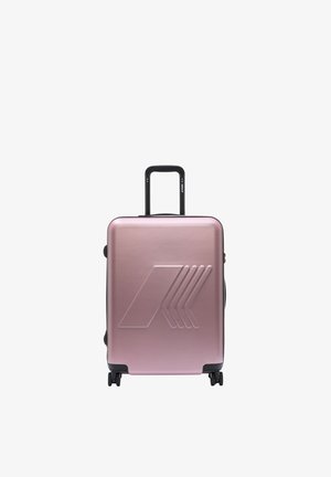 Valigia rigida color oro rosa con manico telescopico nero, quattro ruote girevoli e motivo a strisce angolate in rilievo sulla parte anteriore.